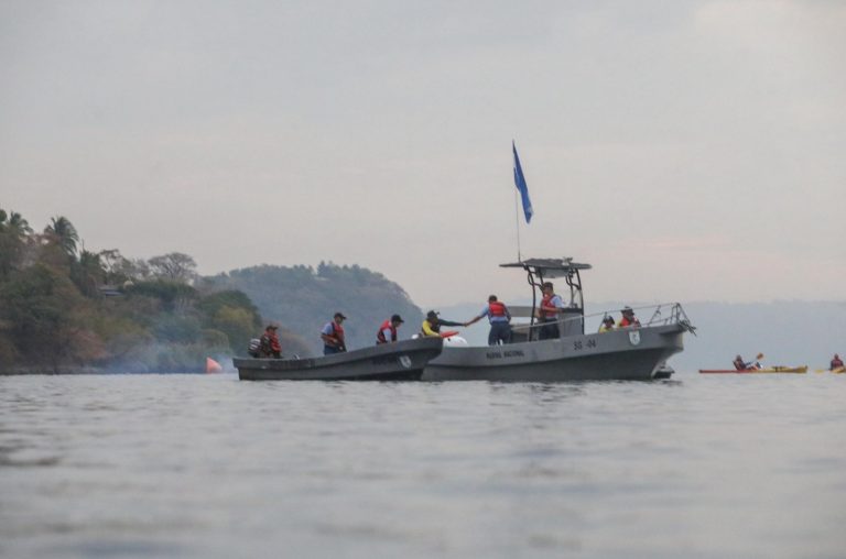 Personal apoyo embarcación seguridad mar IRONMAN