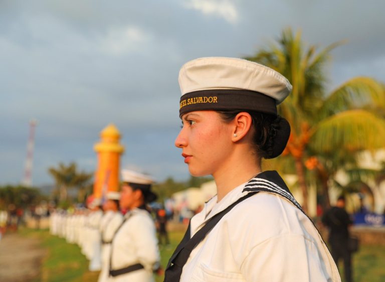 Personal apoyo seguridad mar IRONMAN