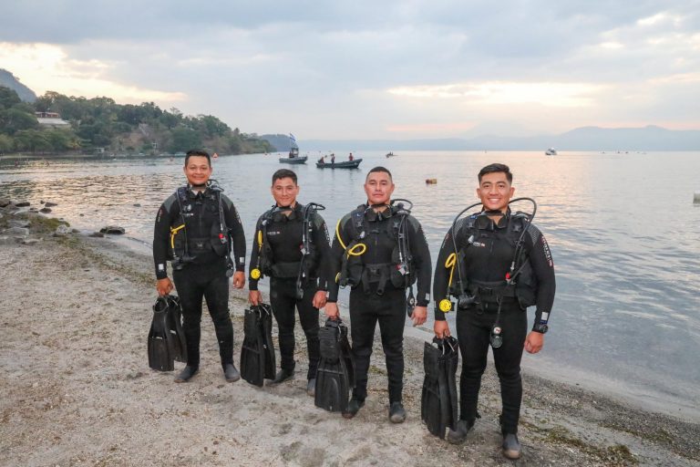 Personal apoyo buzos IRONMAN